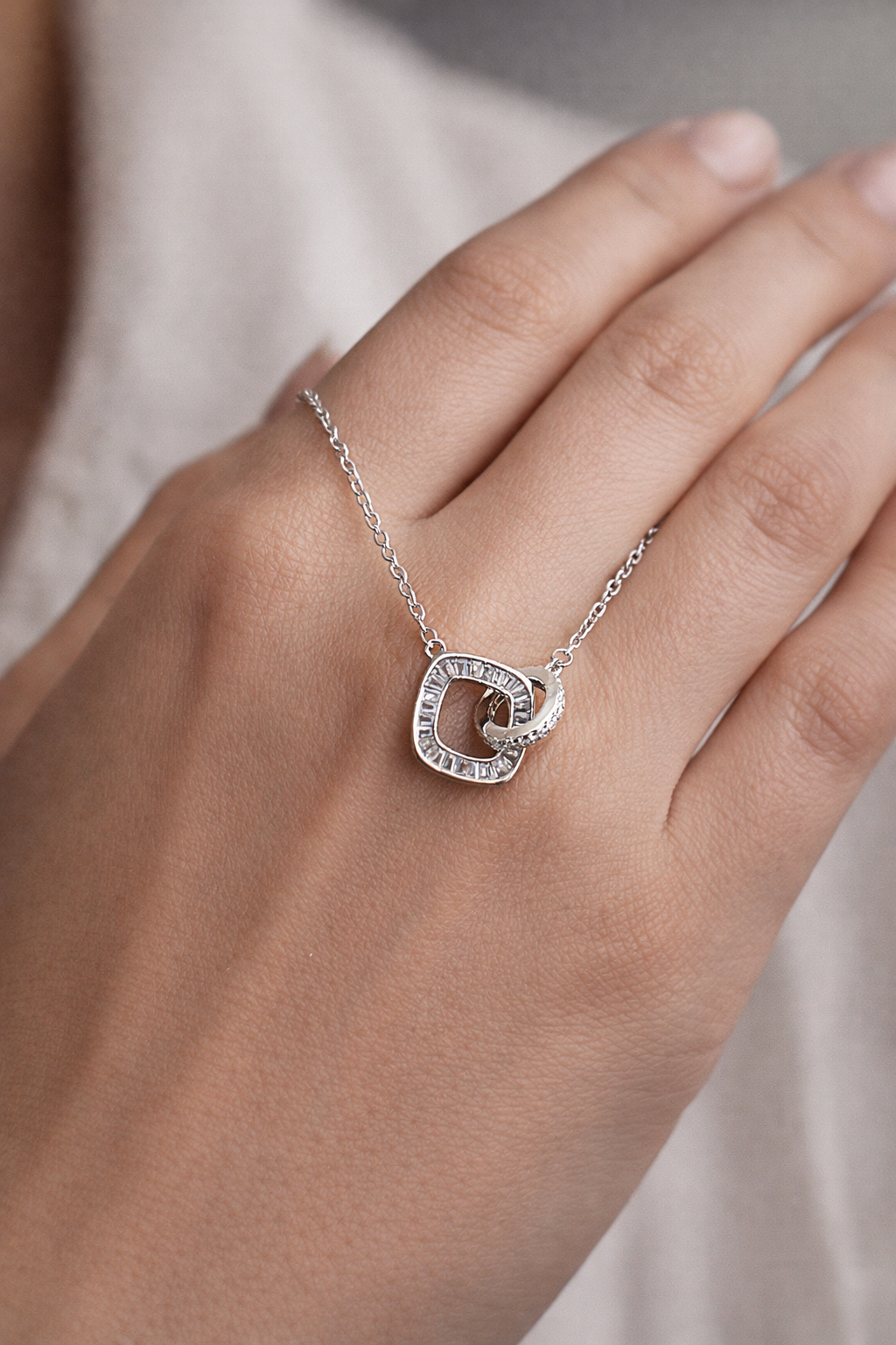 قلادة الترابط الأنيق – Elegant Interlock Necklace