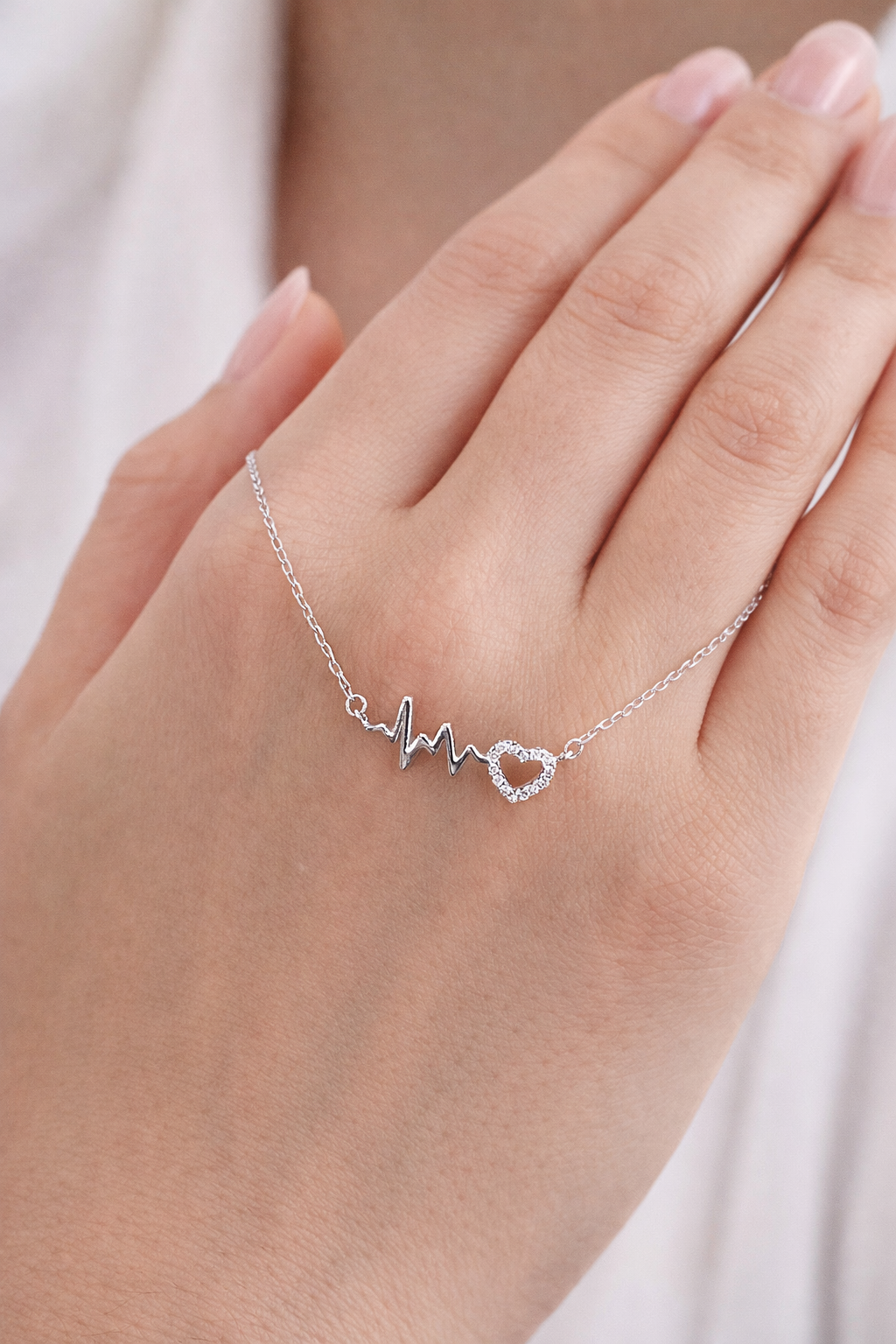 قلادة نبض الحب – فضة عيار 925 بتصميم Heartbeat مرصع بالزركون
Heartbeat Love Necklace – 925 Sterling Silver with Zircon Stones