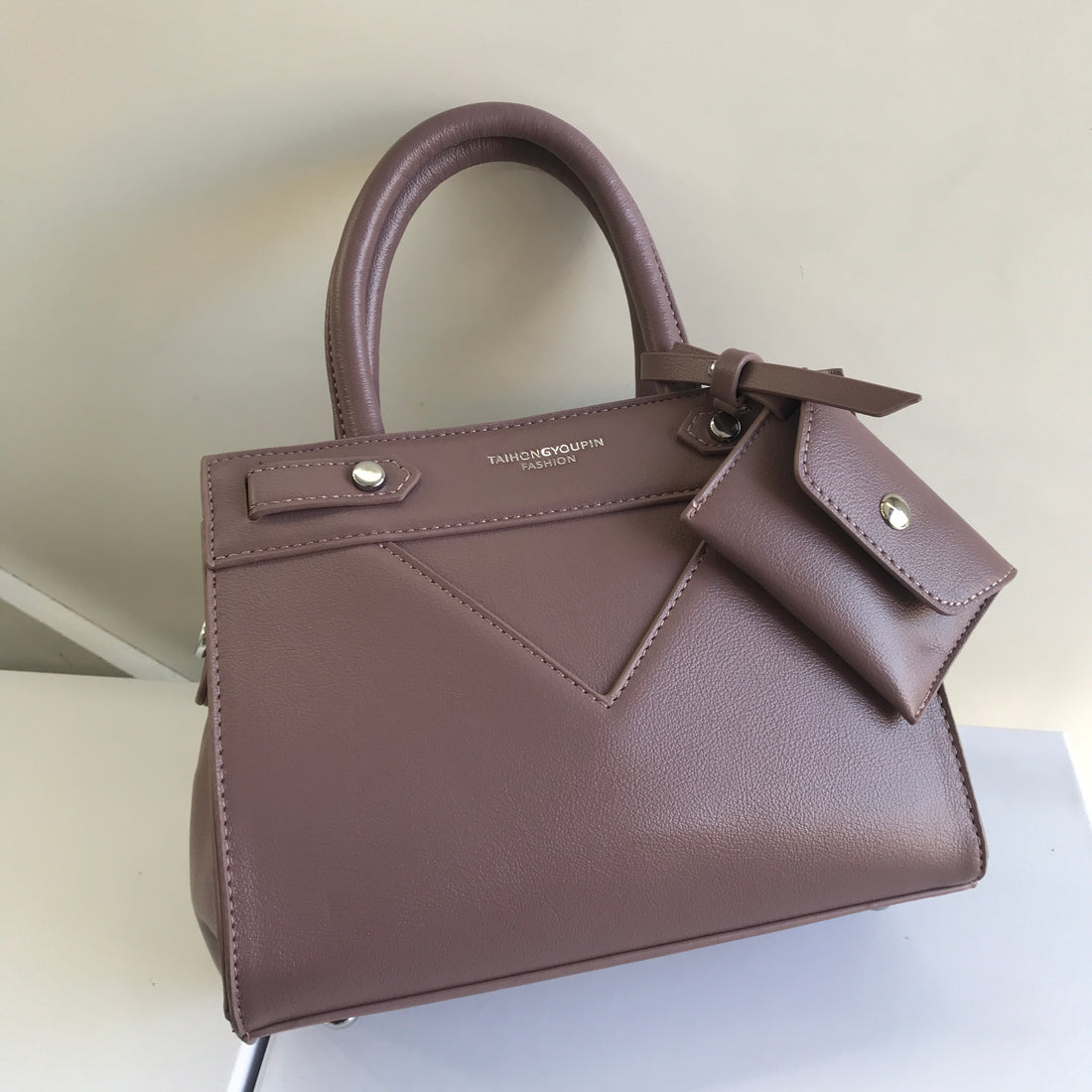 حقيبه من fashion bags بتصميم عصري