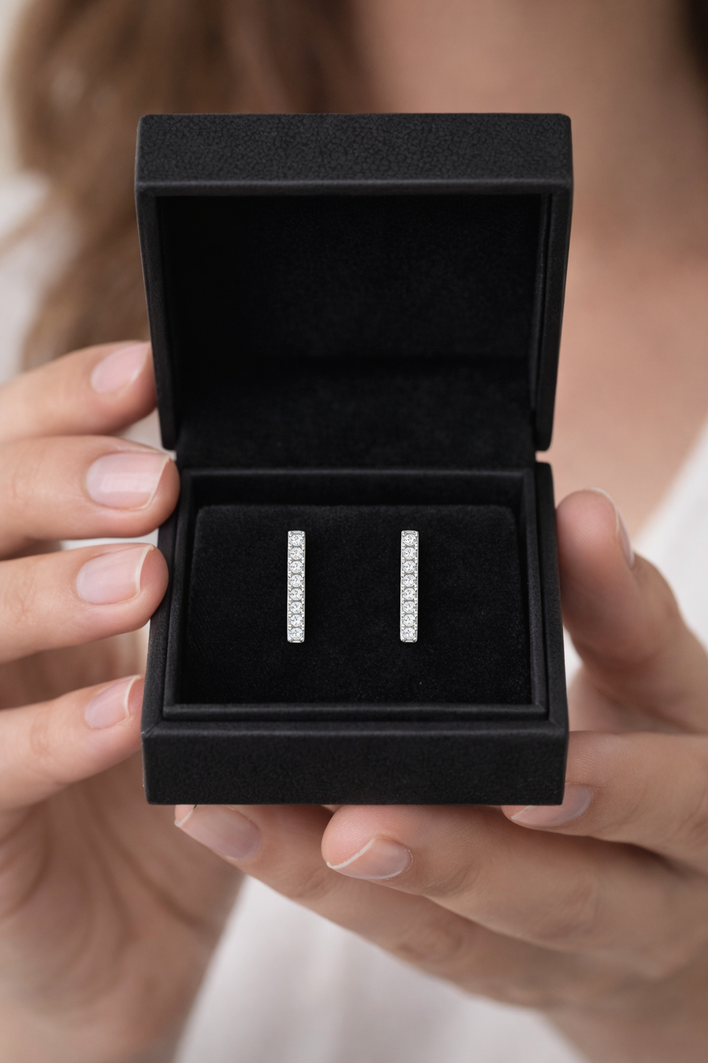 حلق فضة Minimal Bar مرصّع زركون