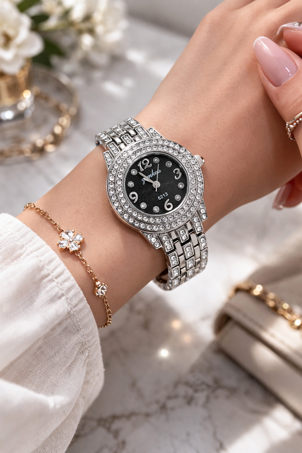 ساعة نسائية فاخرة مرصّعة بالكريستال – تصميم أنيق بإطار مزدوج