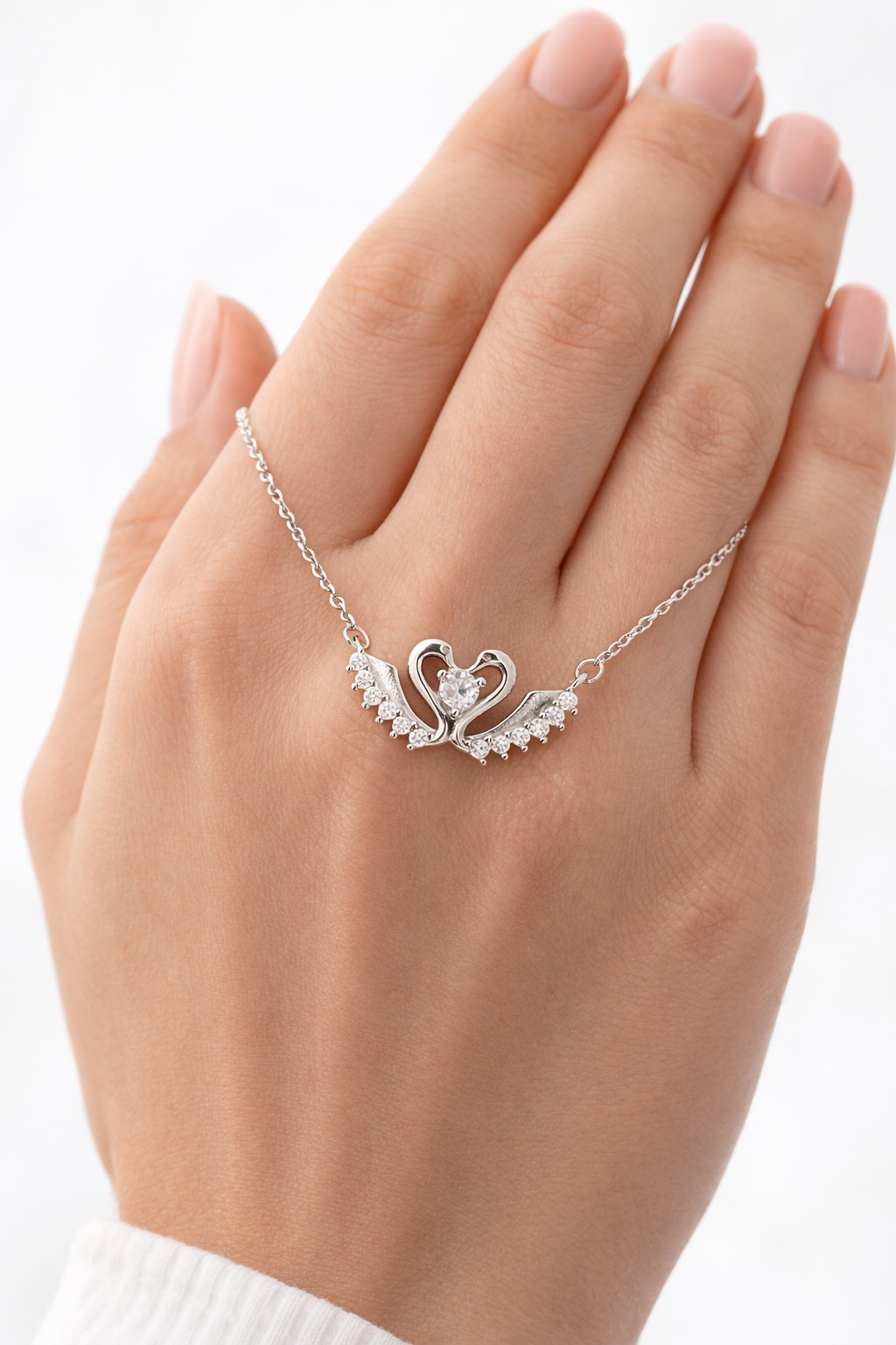 قلادة بجعة الحب المرصّعة – Swan Love Necklace