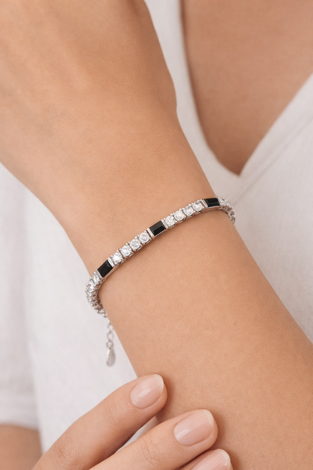 أسوارة تينس الفخامة بالأحجار اللامعة – Luxe Black Diamond Tennis Bracelet