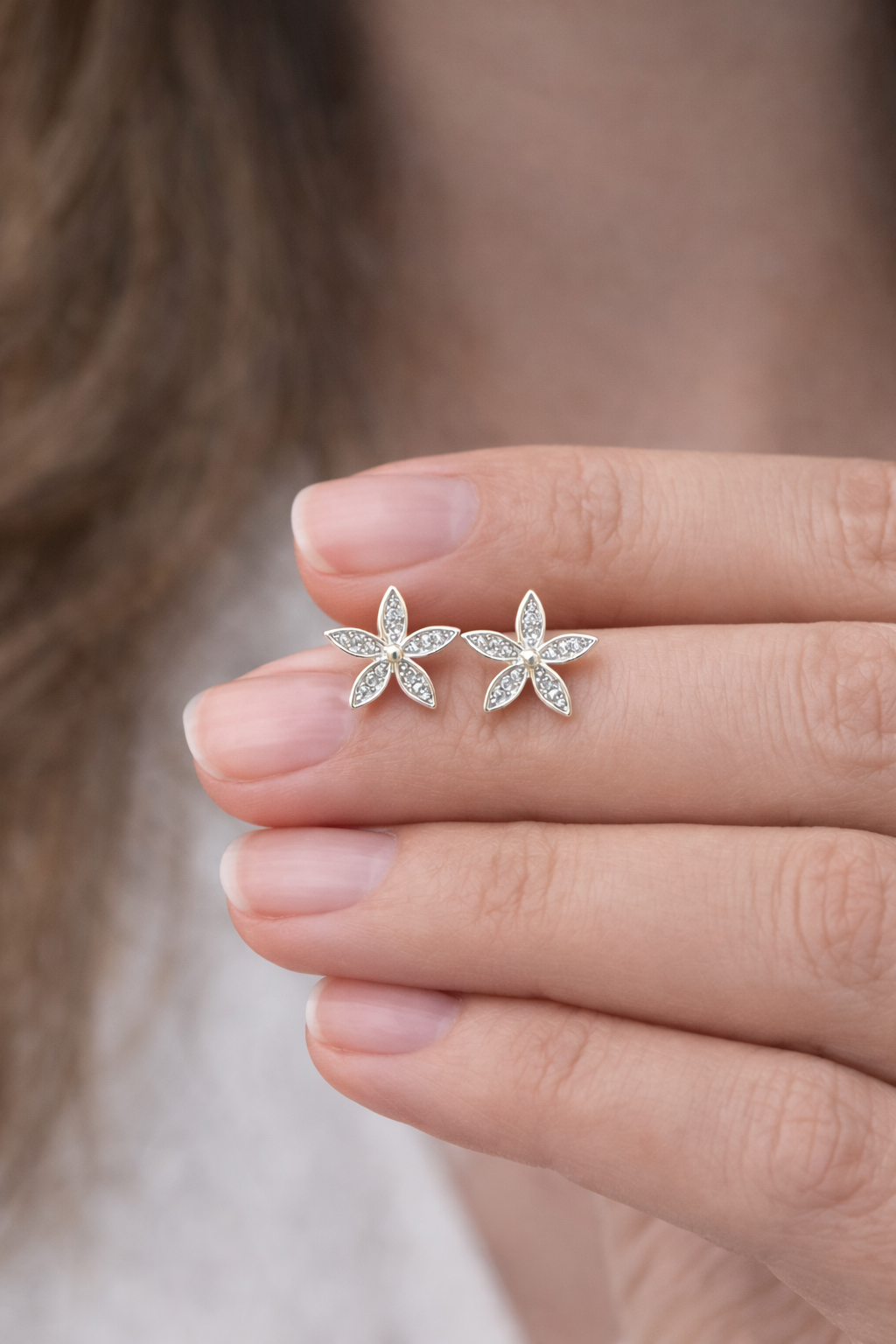 حلق زهرة فضة مرصّع بزركون