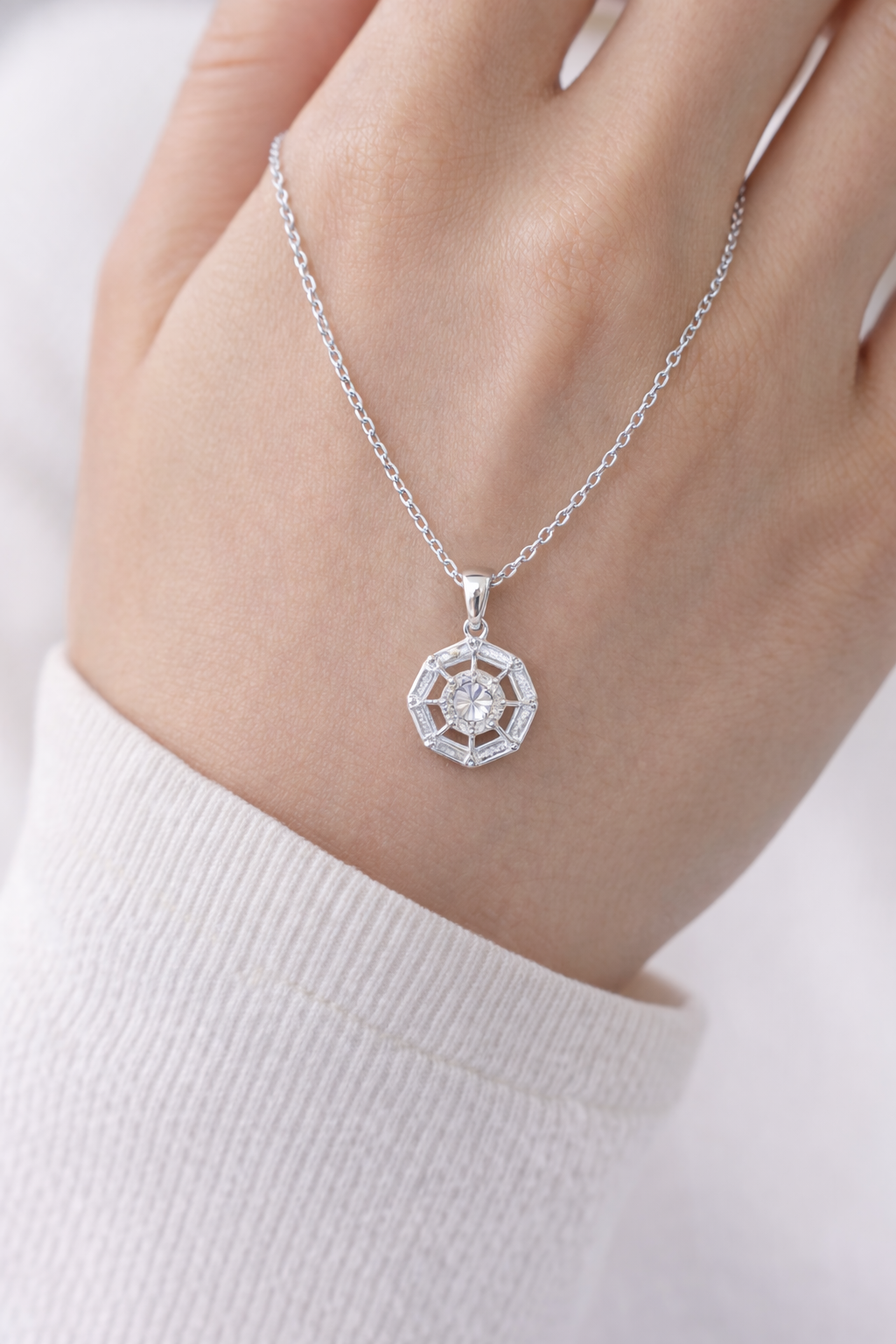 قلادة النجمة الهندسية الراقية – فضة 925 مطلية بالراديوم