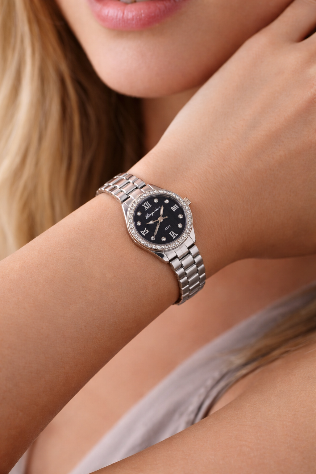 ساعة Linyunkou النسائية الأنيقة – فضية بإطار مرصع بالكريستال