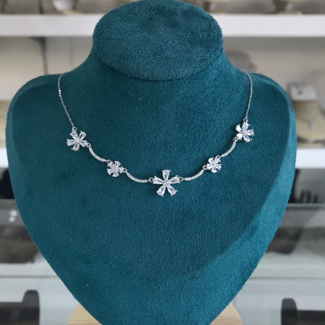 سنسال الورود الناعمه من الفضة عيار 925