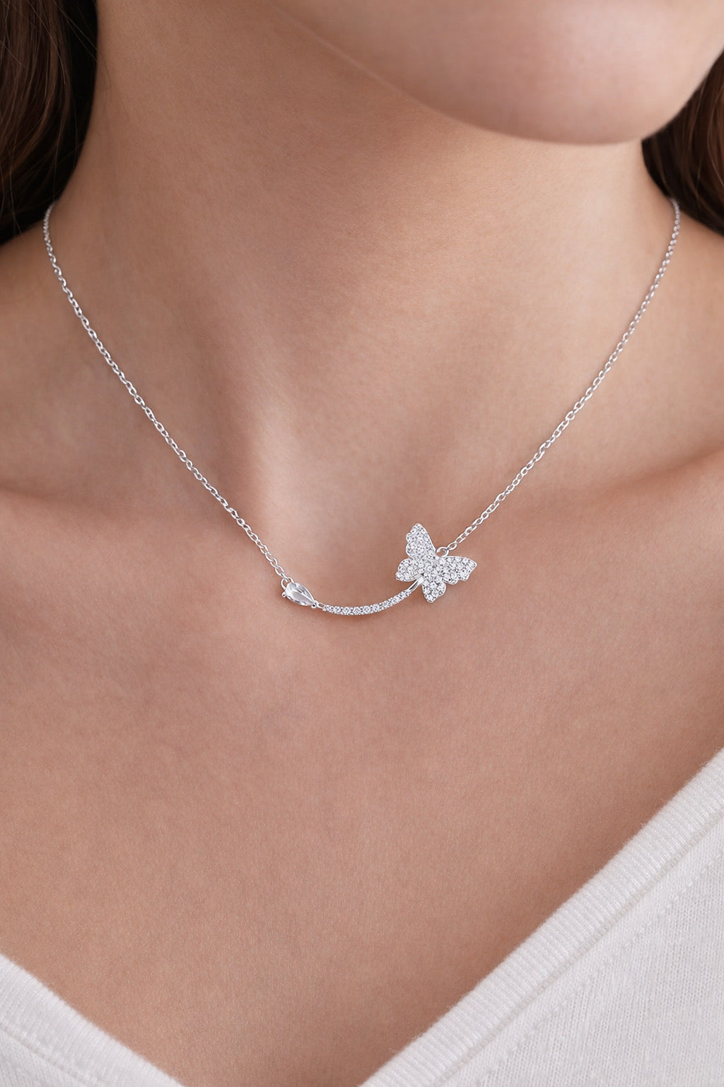 قلادة الفراشة من الفضة عيار 925