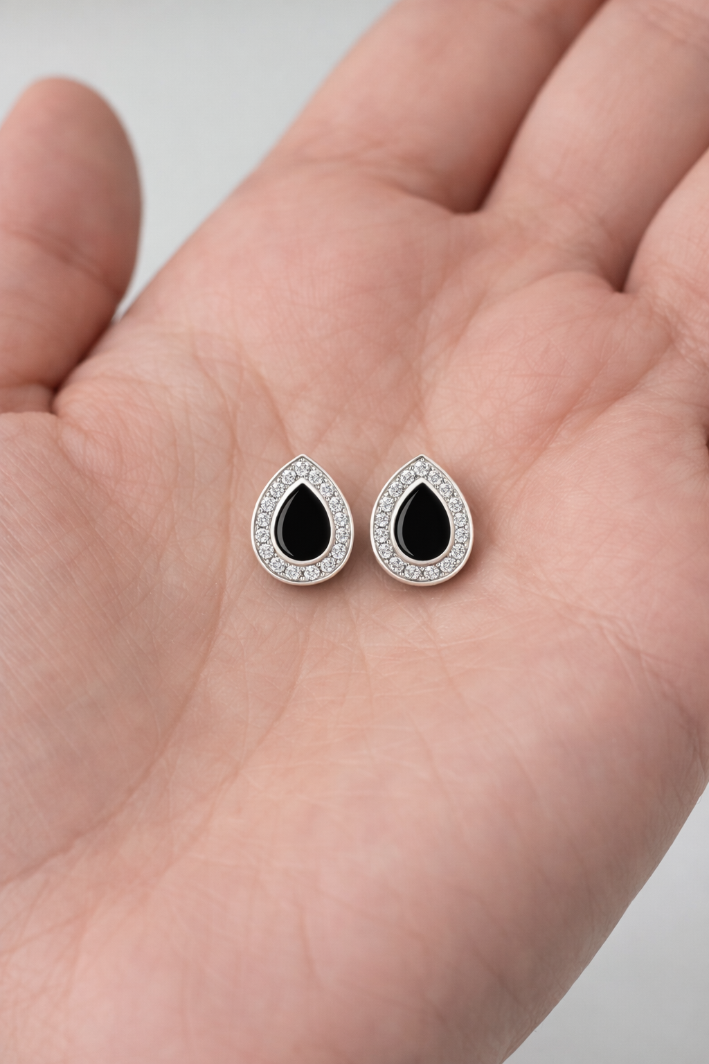 أقراط أونيكس بتصميم ملكي