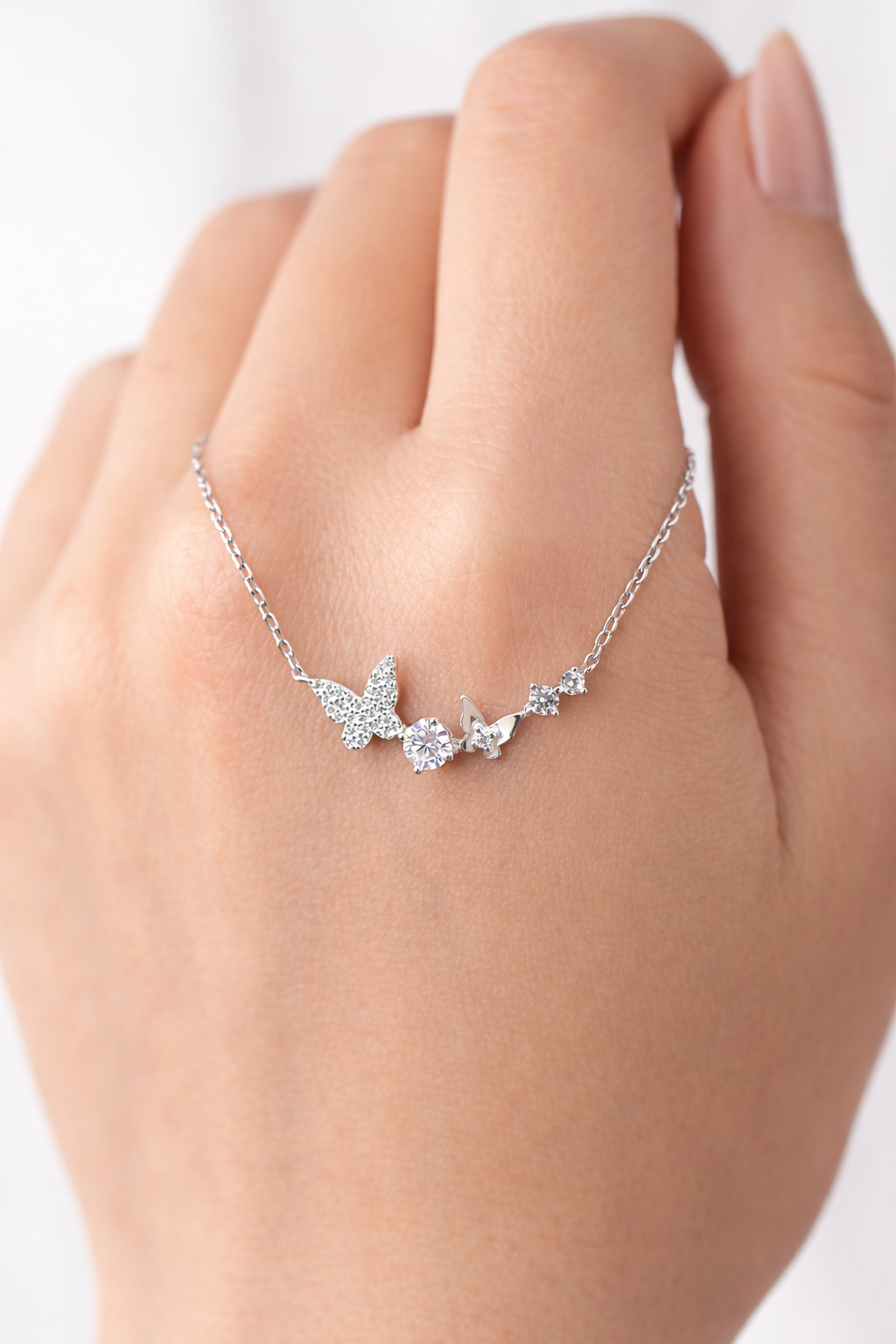 قلادة الفراشات الناعمه