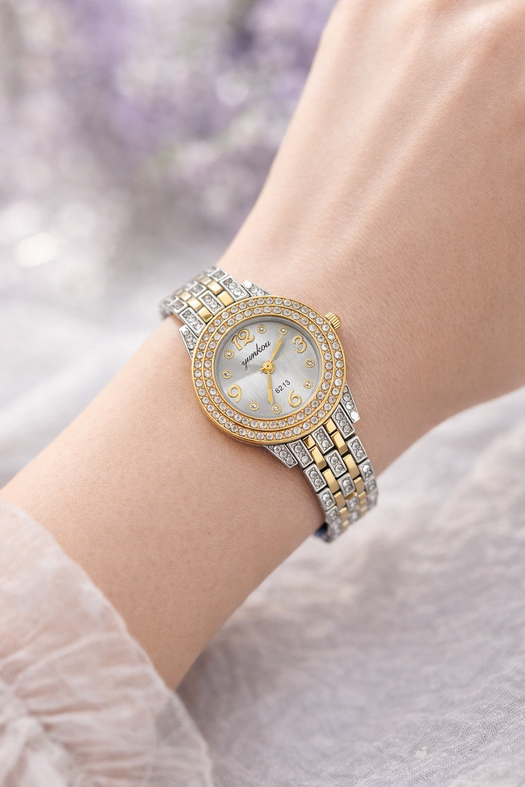 ساعة نسائية فاخرة مرصعة بالكريستال – تصميم ثنائي اللون أنيق