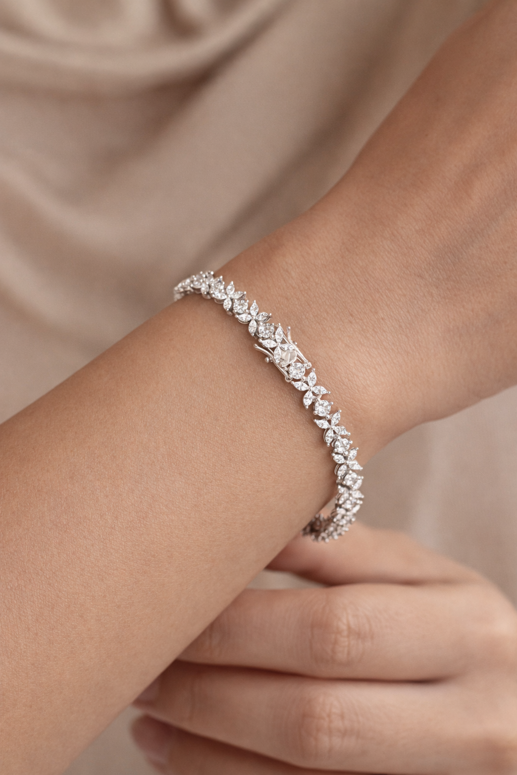 أسوارة فلورا الماسية – تصميم أوراق متلألئة