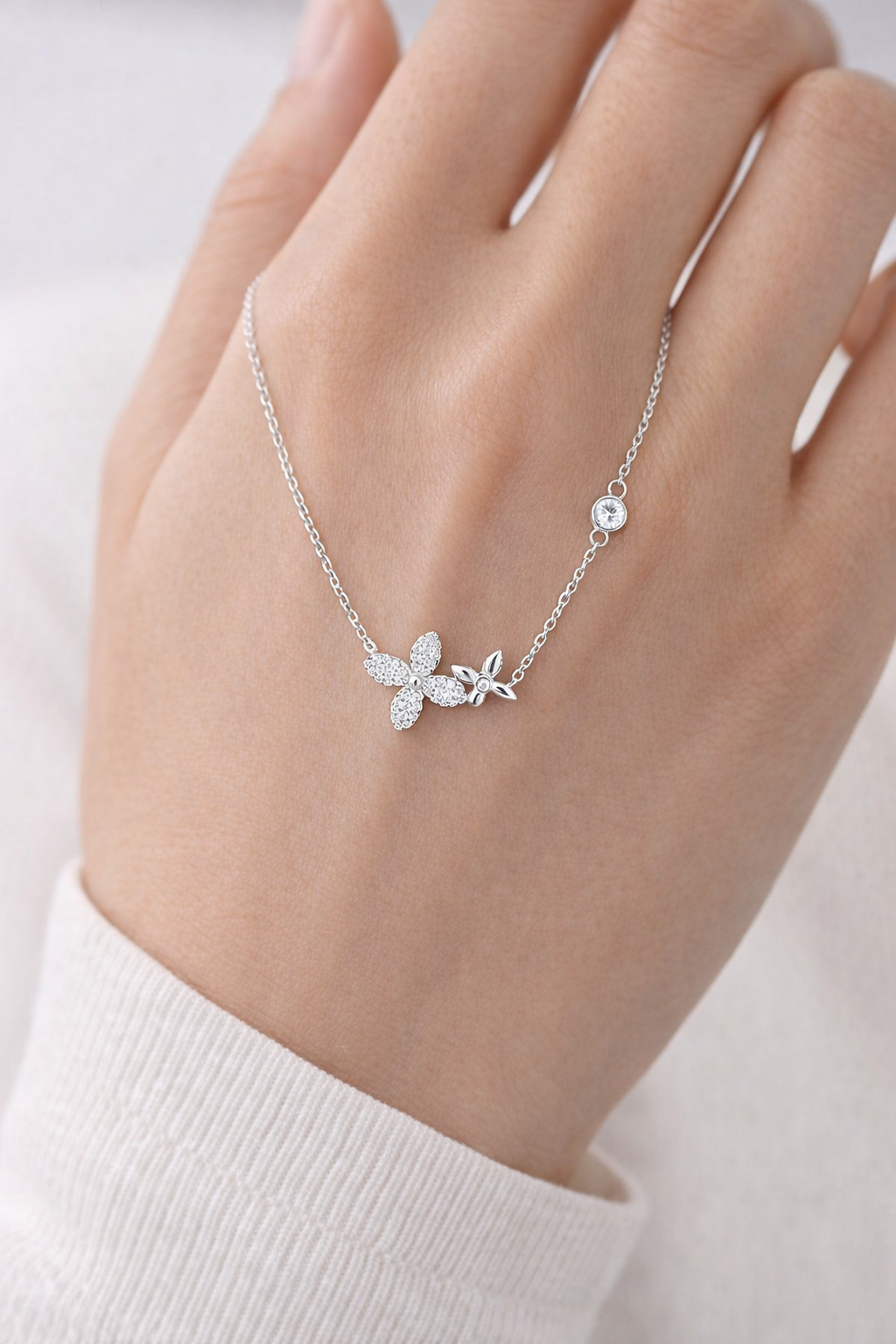 قلادة زهرة اللمعان الراقية – Silver 925