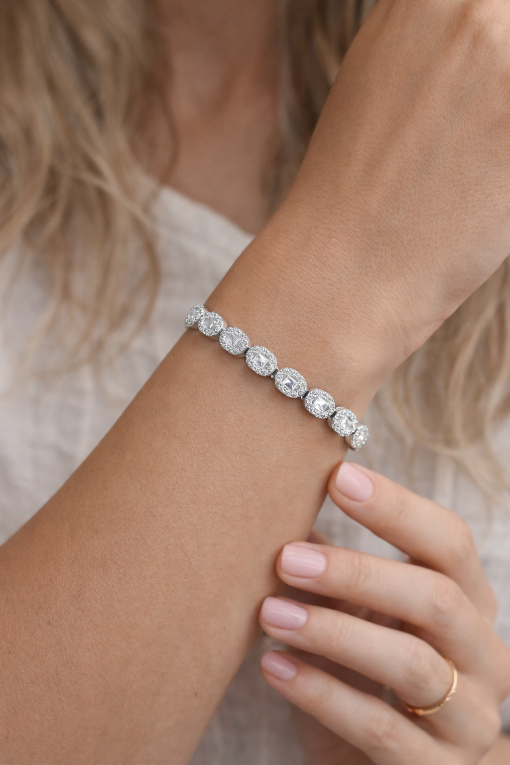 سوار هالة الأناقة – فضة 925 مرصّع بزركون فاخر