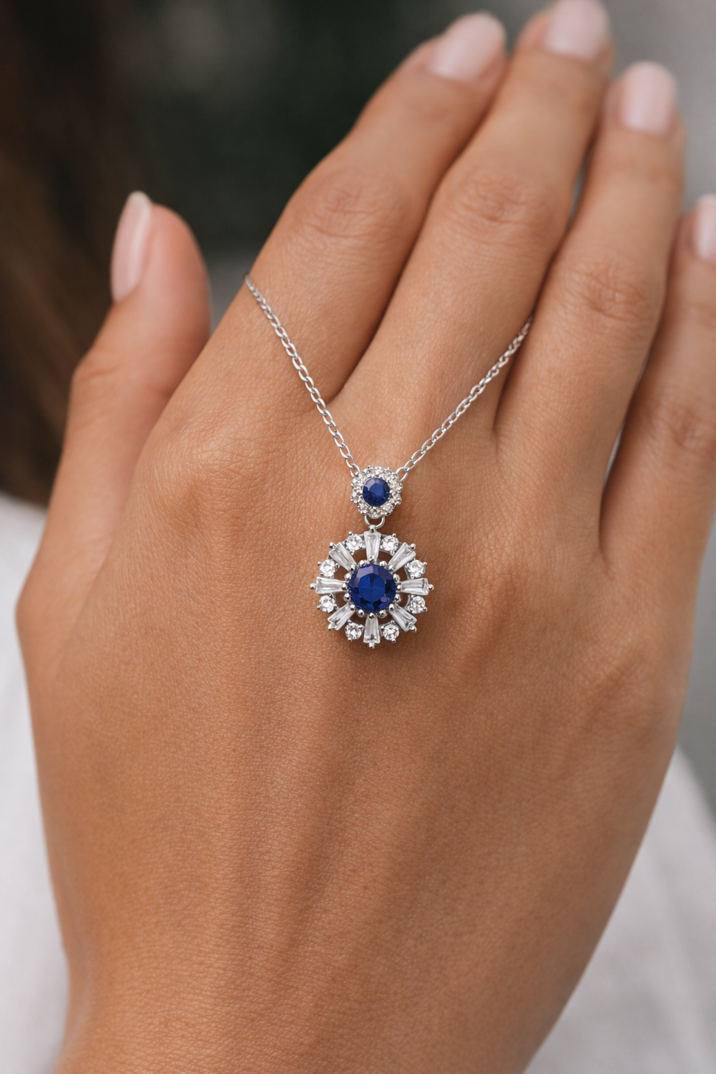 عقد "سولاريس" من الزيركون  الأزرق والفضة الإسترلينية
Solaris Sapphire Sterling Silver Necklace