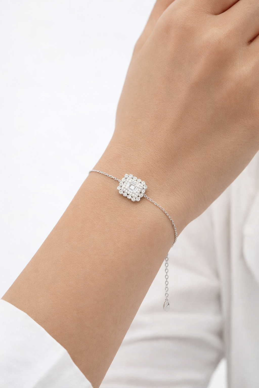 سوار الأناقة المربّع – فضة عيار 925 المرصّعة بالزركون