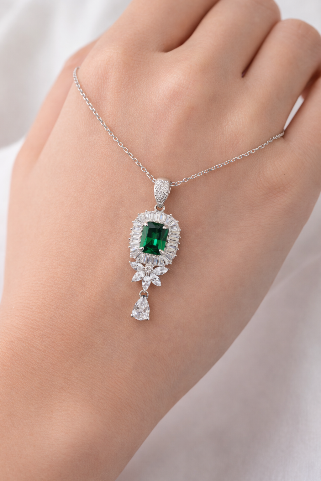 قلادة الزمرد الملكية – Royal Emerald Drop 925