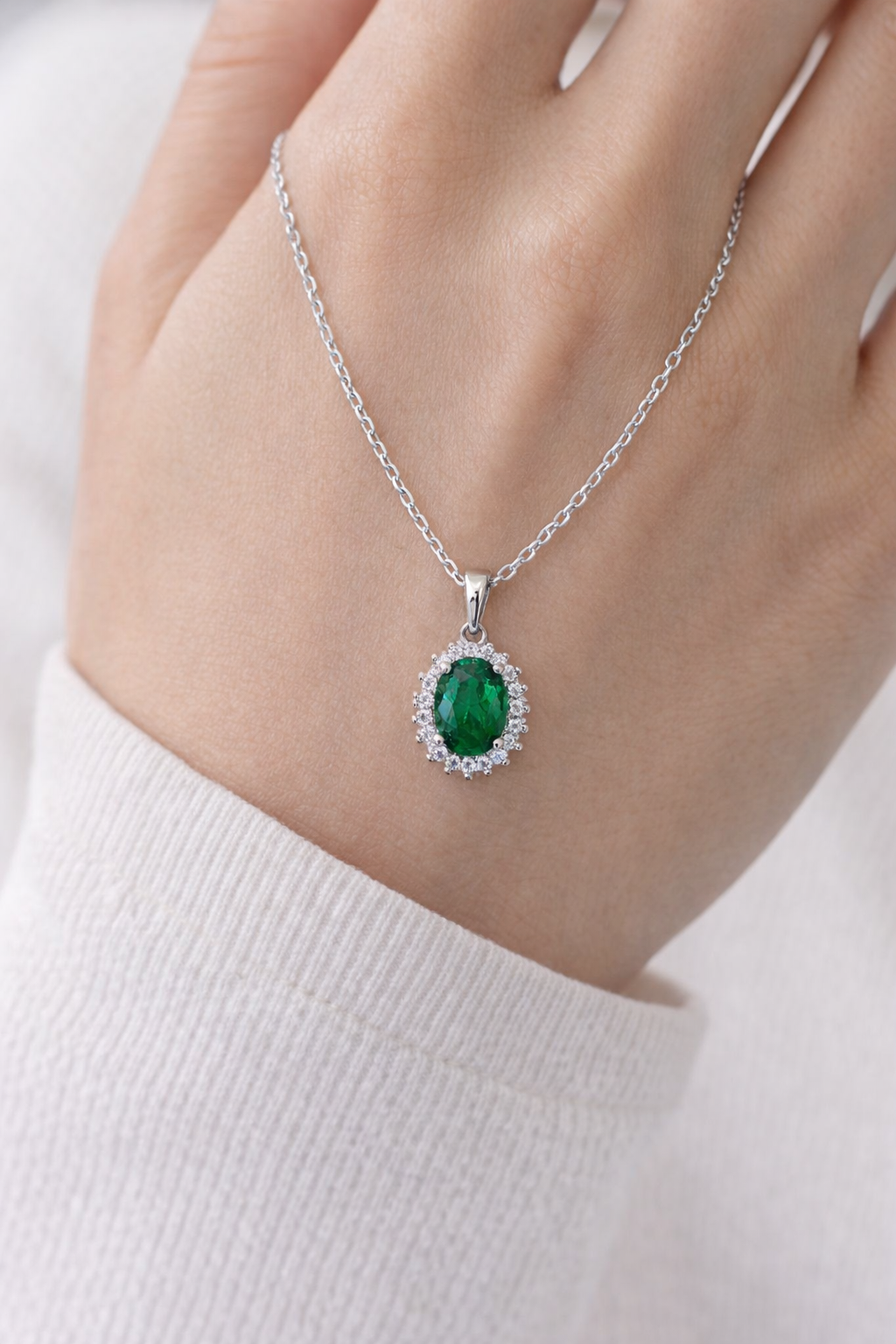 قلادة الزمرد الملكي بهالة بتصميم الماسي  – فضة 925 مطلية بالريديوم