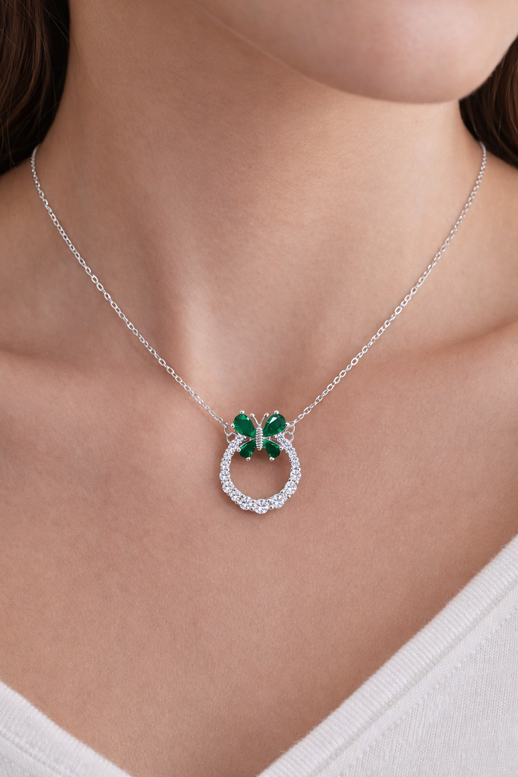 قلادة الفراشة الخضراء مع اطار دائري مرصع بالزيركون