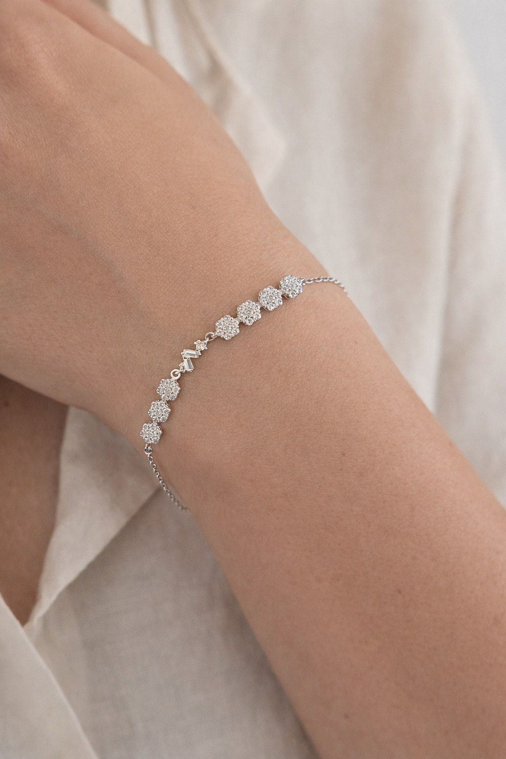 سوار زهرة اللمعان الفاخر – فضة عيار 925 مرصّع بالزركون