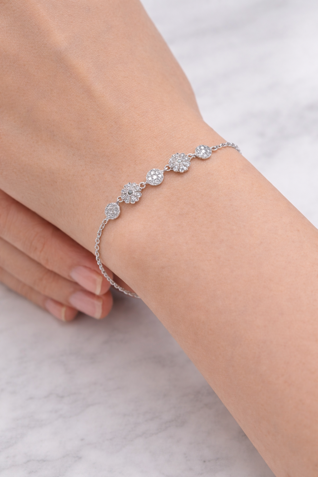 أسوارة فلورا اللامعة – فضة عيار 925