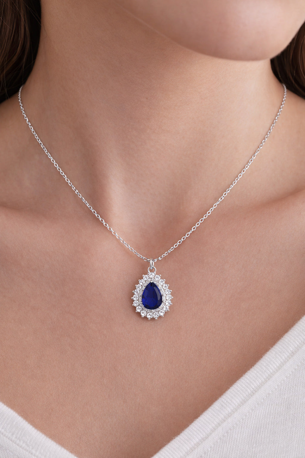 قلاده من الفضه مرصعة باحجار الزيركون اللامع